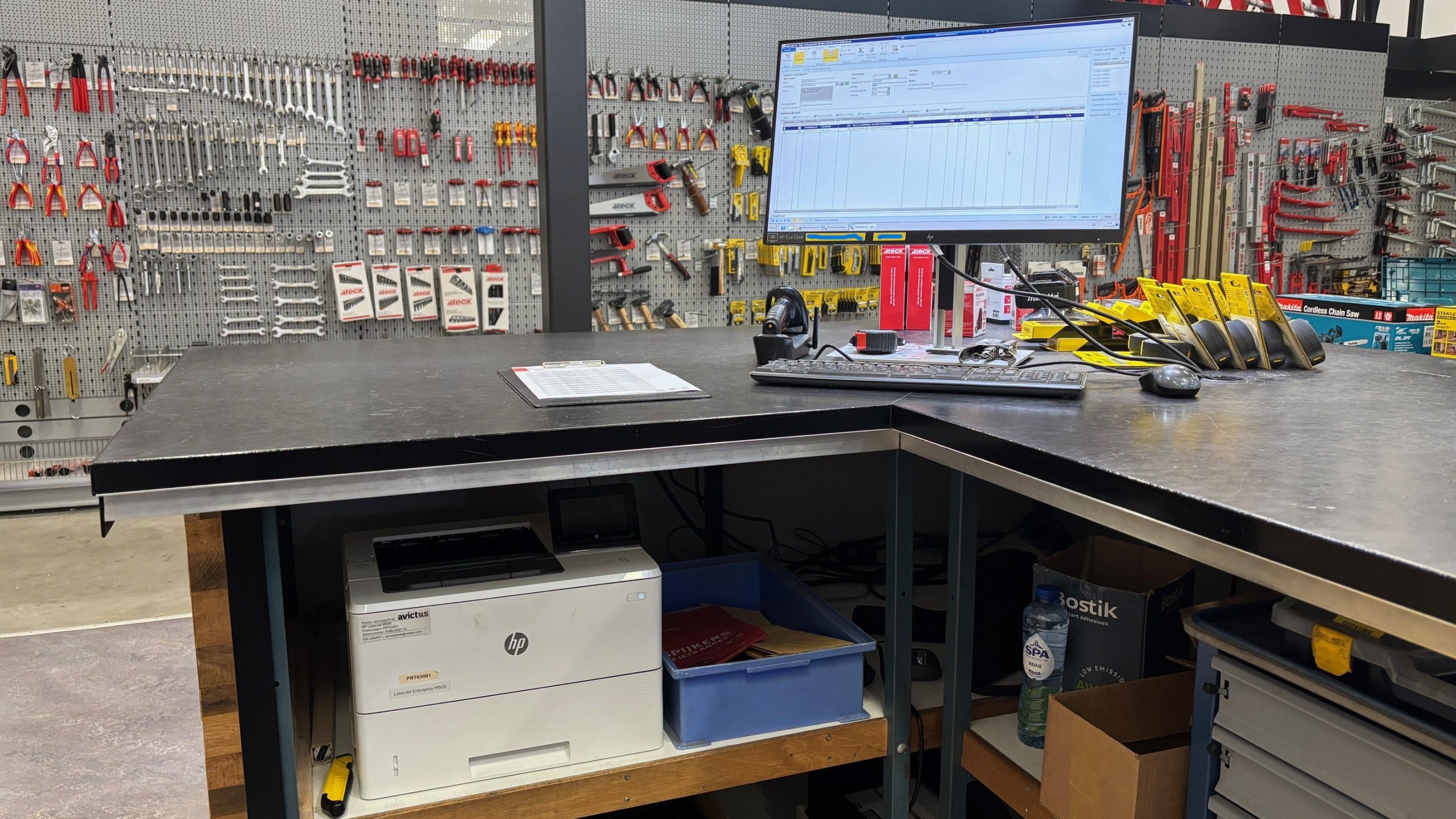 HP-printer achter de balie bij Mastermate – voorbeeld van bedrijfskritisch printen met ondersteuning van Avictus